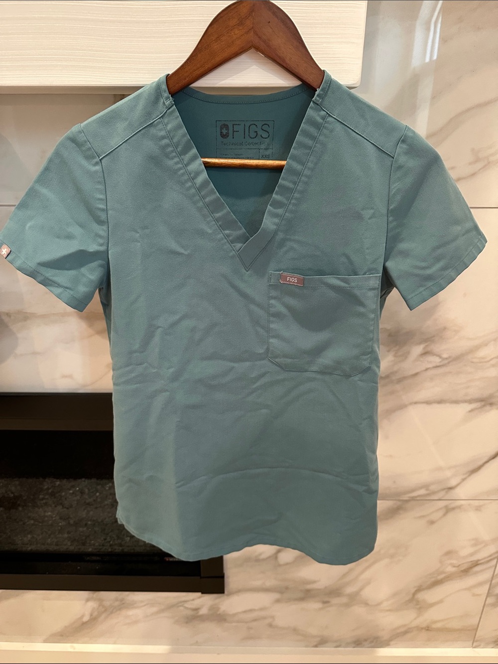 FIGS Women’s teal V-Neck Scrub Top XXS